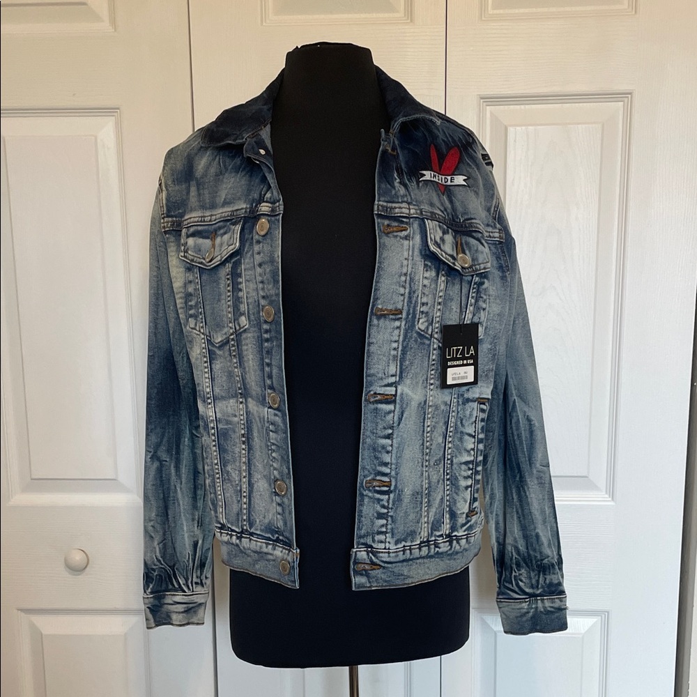 NWT LITZ LA BLUE DENIM JACKET WITH RED AND PINK FACE WORD LOGO. SIZE LARGE.